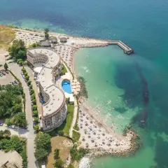 Idealne tanie wakacje z dziećmi za granicą: hotel z basenem i plażą nad turkusowym morzem.