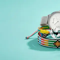 Zegarek z siatkową bransoletą i kolorowe bransoletki z motywem Ziemi od firmy Apart.