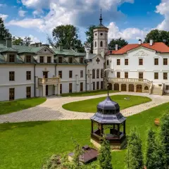 Pałac w Nawojowej z wieżą i altaną na dziedzińcu.
