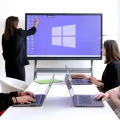 Frauen nutzen ein digitales Whiteboard online für eine Präsentation.