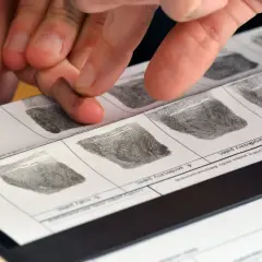 Kiedy policja pobiera odciski palców, każdy ślad jest unikalny. Dłonie pokryte tuszem przykładane są do papieru, tworząc wzory.
