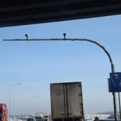 Nad drogą A1 zamontowano system odcinkowy pomiar prędkości. Widać kamery i znak informujący o kontroli.