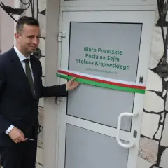 Otwarcie biura poselskiego PiS w Warszawie. Poseł Stefan Krajewski przecina wstęgę.