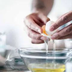 Séparer des blancs d'œufs pour faire des meringues ou une omelette. Que faire avec des blancs d'œufs ?