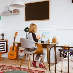 Jakie krzesło do biurka dla dziecka zapewni zdrowy rozwój?