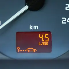 Indicador de consumo de combustible: 4.5 L/100 km. Muestra cómo calcular el consumo de un coche.