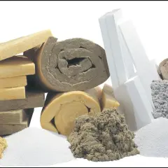 Olika isoleringsmaterial som stenull eller glasull i form av skivor, rullar och pulver.