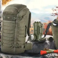 Plecak, kuchenka, termos, nóż, zegarek i śpiwór - wszystko, czego potrzebujesz na wyprawę. Outdoor to przygoda!