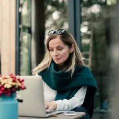 Czy mogę odstąpić od umowy kupna samochodu w salonie bez problemów?