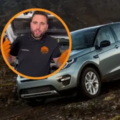 Opiniones sobre el motor Land Rover 3.0 TDV6. Mecánico con guantes naranjas habla junto a un Land Rover Discovery en terreno accidentado.