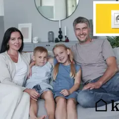 Rodzina na kanapie, obok gniazdko elektryczne. Zastanawiasz się nad średnim zużyciem prądu dla 2 osób?