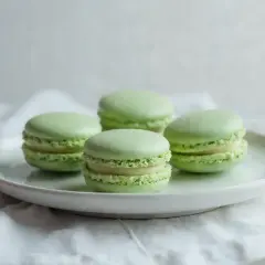 Zielone makaroniki na talerzu, idealne do przepisu na makaroniki Ani Gotuje.