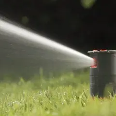 Zraszacz bijakowy czy turbinowy? Kluczowe różnice i wybór dla Ciebie
