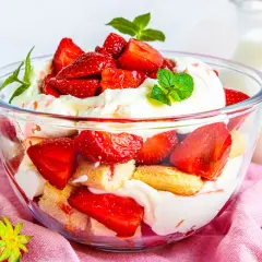 Erdbeer-Trifle im Glas, ein köstliches wilde hilde rezept mit frischen Erdbeeren, Biskuit und Sahne.