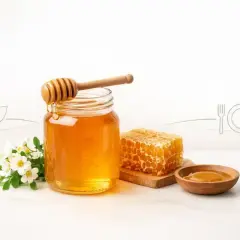 Słoik pełen płynnego miodu wielokwiatowego, plastry miodu i miseczka z miodem. Naturalne źródło witamin dla zdrowia.