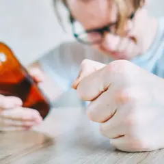 Zaciśnięta pięść i butelka piwa. Jak udowodnić w sądzie że mąż jest alkoholikiem?