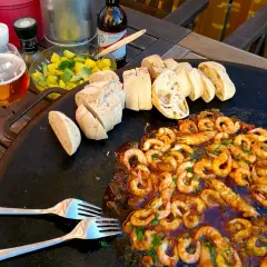 En härlig måltid med räkor på muurikka, serverad med bröd och en sallad. Ett perfekt recept för en sommarkväll!