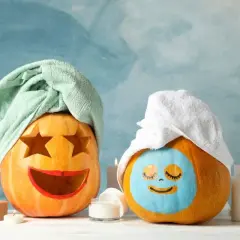 Dwie dynie po zabiegu SPA. Jedna z wyciętymi gwiazdami i czerwoną buzią, druga z niebieską maseczką i zamkniętymi oczami. Ta praca plastyczna dynia to relaks!