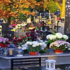 Jak przymocować wiązankę do pomnika, aby uniknąć jej zniszczenia