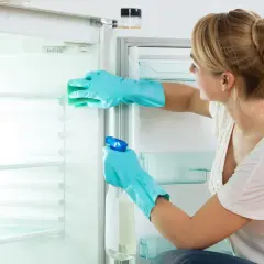 Mycie lodówki krok po kroku: Świeżość, higiena i niższe rachunki!