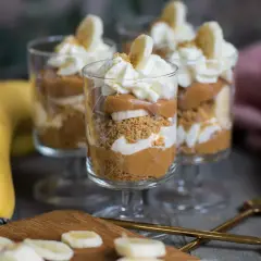 Tre glas med banoffee paj i lager av kexsmulor, kolasås, banan och grädde. En härlig dessert att njuta av.