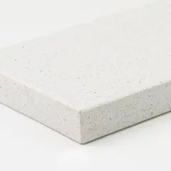 Jasny konglomerat carrara o drobnej, ziarnistej strukturze, idealny na blaty.
