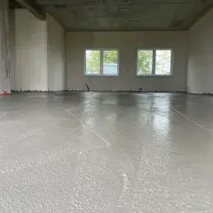 Świeżo wylana wylewka betonowa w nowym budynku. Zastanawiasz się, ile kosztuje wylewka betonowa? To kluczowy etap budowy.
