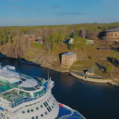 Kryssningsfartyg passerar Fredriksborgs hotell och fästning i en vacker svensk skärgårdsmiljö.