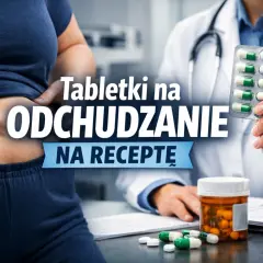 Lekarz pokazuje tabletki na odchudzanie na receptę. Pacjentka ściska fałd skórny na brzuchu.