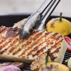 Grillad ost från Cypern med grönsaker som aubergine, lök och kål. En härlig sommarmåltid.