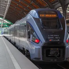 Pociąg Intercity na stacji. Marzysz, jak zostać konduktorem Intercity? To podróż pełna wyzwań i satysfakcji.