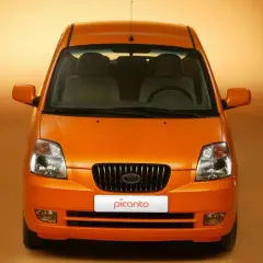 Vista frontale di una Kia Picanto arancione. Nonostante il suo aspetto allegro, alcuni proprietari segnalano **kia picanto difetti** comuni.
