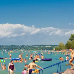 Tłumy ludzi kąpią się i relaksują nad wodą, szukając ochłody. Wszyscy zastanawiają się, gdzie nad Balaton, by cieszyć się słońcem i zabawą.