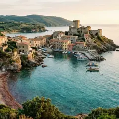 Borghi pittoreschi con un castello medievale affacciato sul mare, barche nel porto e una piccola spiaggia. Un incantevole scorcio di borghi vicino Marina di Massa.