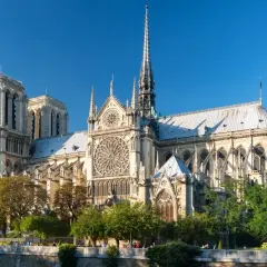 Katedra Notre Dame dzisiaj, majestatyczna i odrestaurowana, z widocznym oknem rozetowym i iglicą.