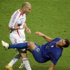 Zidane uderza Materazziego w klatkę piersiową podczas meczu.