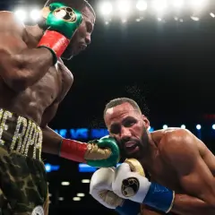 Boxaren Badou Jack tar emot en smäll i ansiktet under en intensiv match.