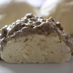 Kluski na parze z gulaszem, idealne do odgrzania w piekarniku.