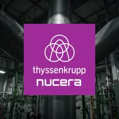 Industrielle Anlage mit dem Logo von thyssenkrupp nucera. Die thyssenkrupp nucera aktie steht für grüne Technologien.
