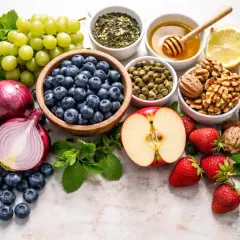 Frutta, verdura e noci: mirtilli, mele, fragole, uva, lamponi, cipolle rosse, capperi, noci, tè, miele e limone. Alimenti ricchi di quercetina per un intestino sano.