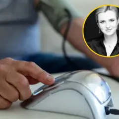 Mężczyzna mierzy ciśnienie, martwiąc się o wysokie ciśnienie rozkurczowe. Obok jego zdjęcie lekarki.