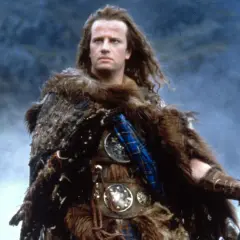 Christopher Lambert w filmach jako nieśmiertelny wojownik w futrzanej zbroi, gotowy do walki.