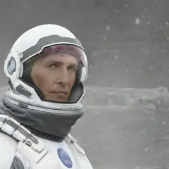 Astronaut w skafandrze z filmu Interstellar 2, wpatrzony w nieznane.