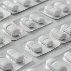 Białe tabletki w blistrach, gotowe do suplementacji. Te tabletki żelaza pomogą uzupełnić niedobory.