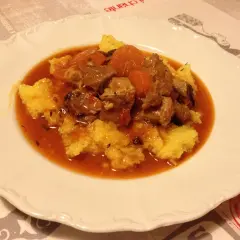Un savoureux veau marengo, mijoté et servi sur une polenta crémeuse, un plat réconfortant et plein de saveurs.
