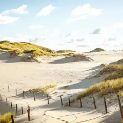 Łeba: Odkryj ruchome wydmy, plaże i top atrakcje dla każdego!