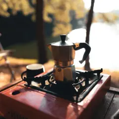 Kawiarka na kuchence turystycznej, idealna na biwak. Poranna kawa nad jeziorem.