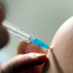 Eine Spritze wird angesetzt, um eine Impfung zu verabreichen. Die pneumokokken impfung schützt vor schweren Infektionen.