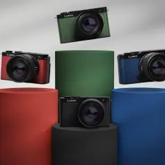 Cztery aparaty Panasonic Lumix S9 w kolorach: czerwonym, zielonym, niebieskim i czarnym, prezentowane na kolorowych postumentach.