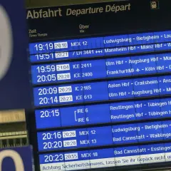 Abfahrtstafel zeigt ein komplexes Bahnstreckennetz mit Abfahrtszeiten, Zielen und Zwischenstopps.